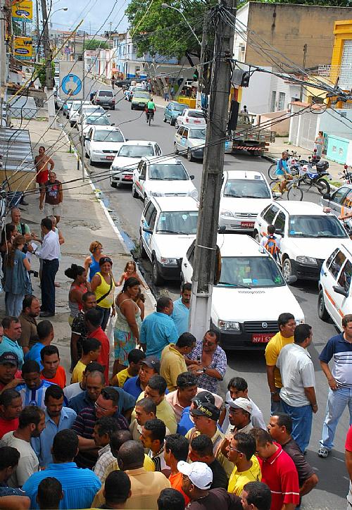 Taxistas bloqueiam a Rua Cabo Reis em protesto à fiscalização dos fiscais da SMTT