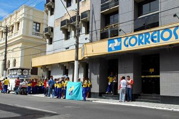 Servidores dos Correios realizam manifestação