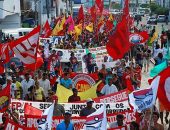 Estudantes, integrantes de movimentos sindicais e sociedade civil organizada em passeata