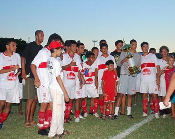 Radialista Alberto Lima entrega troféu ao segundo colocado, o Murici