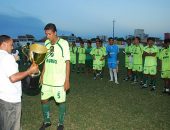 Radialista Alberto Lima entrega troféu ao segundo colocado, o Murici