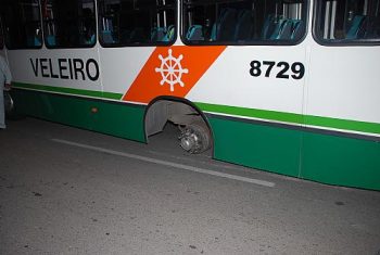 O Pólo foi o segundo veículo atingido pelas rodas do ônibus