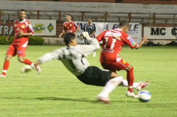 Goleiro Veloso, do Corinthians Alagoano, combate jogada do Paranavaí