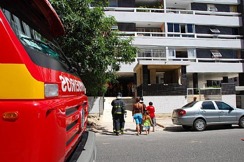 Moradores do Edfício Van Gogh acompanham trabalho dos bombeiros