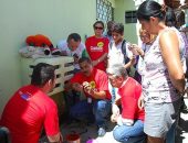 Vilela, acompanhado de agente de combate a endemias, visita moradores do Clima Bom