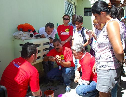 Vilela, acompanhado de agente de combate a endemias, visita moradores do Clima Bom