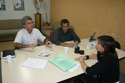 Reunião entre representantes da prefeitura e a promotora Dalva Tenório