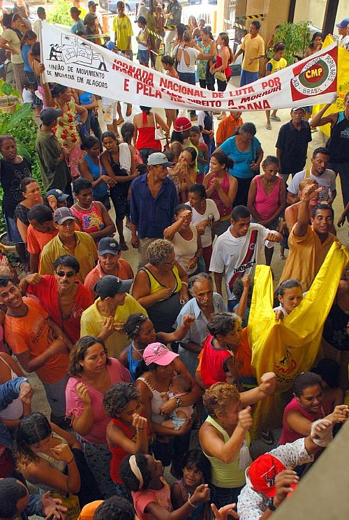 Sem-teto ocupam prédio-sede do INSS na Rua da Praia