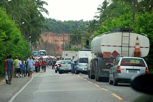 Moradores interditaram a rodovia nas imediações do Povoado Pescaria