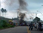 Moradores ateiam fogo a paus e pneus em protesto à falta de estrutura na Vila Emater