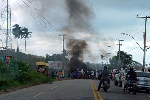 Moradores ateiam fogo a paus e pneus em protesto à falta de estrutura na Vila Emater