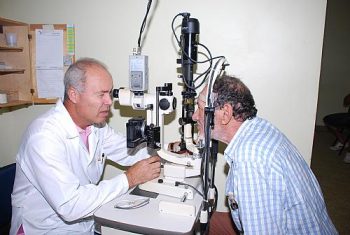 Seu Eluizo mostra os exames que comprovaram a catarata