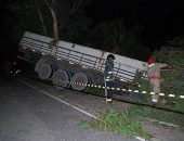 A carreta ficou com parte da carroceria na rodovia.