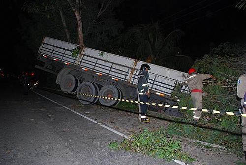 A carreta ficou com parte da carroceria na rodovia.