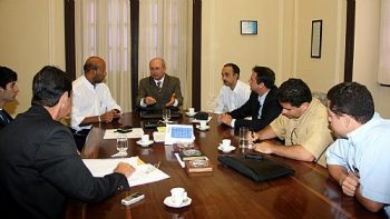 Deputados e representantes da construtora discutem obra da ALE