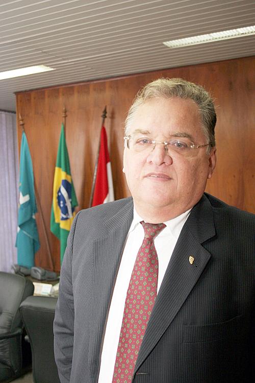 Conselheiro Isnaldo Bulhões decide corrigir salários de servidores do TC