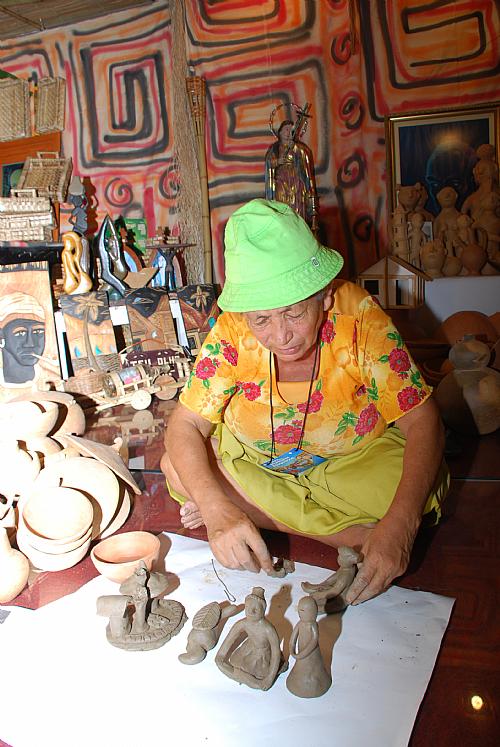 Artesão faz objetos em argila no stand de União dos Palmares