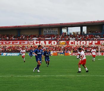 O placar é aberto com um gol de Júnior Amorim