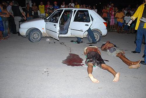 Os corpos ficaram ao lado do carro