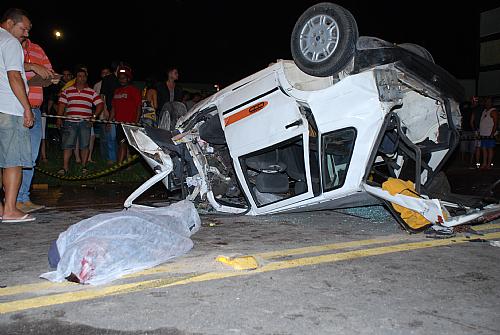 O carro do taxista ficou totalmente destruído