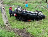 Veículo ficou totalmente destruído após colisão frontal