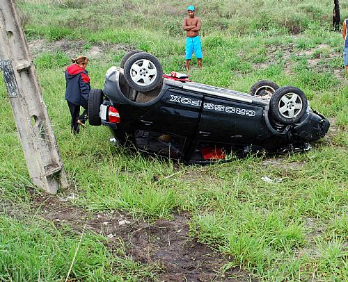 Veículo ficou totalmente destruído após colisão frontal