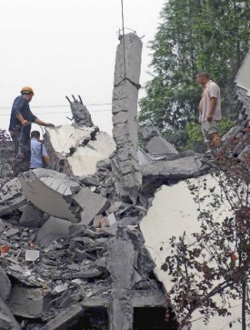 Autoridades chinesas buscam por vítimas nos escombros da escola Juyuan, em Dujiangyan