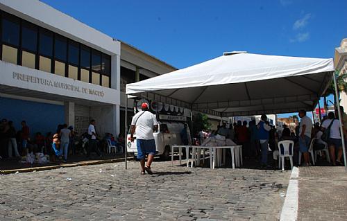 Agentes de saúde protestam em frente a Prefeitura de Maceió por efetivação nos cargos