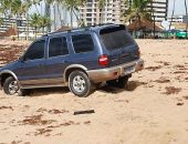 Familiares dos jovens tentam retirar o carro do local