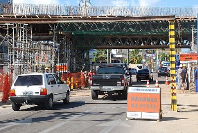 Devido às obras do viaduto, avenida Gustavo Paiva volta a ser parcialmente interditada