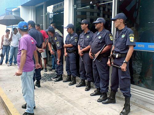 Agentes invadem sede da Secretaria de Finanças