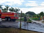 Bombeiros contêm incêndio para liberar a Avenida Durval de Góes Monteiro