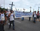 Os manifestantes saíram em passeata pela orla de Pajuçara