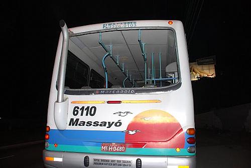 O vidro traseiro do ônibus atingido pela barra de ferro