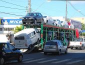 Alguns carros tiveram de ser removidos para facilitar passagem por viaduto