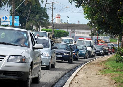 Tráfego de veículos ficou completamente interditado na Durval de Góes Monteiro