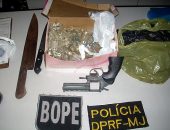 Polícias apreenderam armas e drogas na casa do acusado