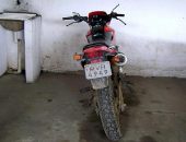 Assaltantes estavam numa moto vermelha, que foi abandonada no local