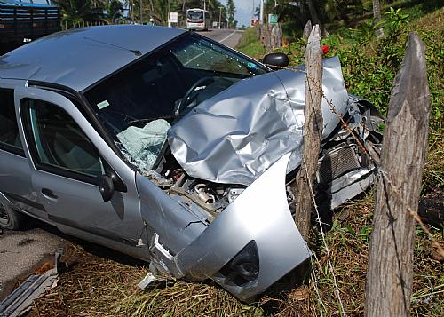 Renault Clio ficou com a parte dianteira totalmente destruída