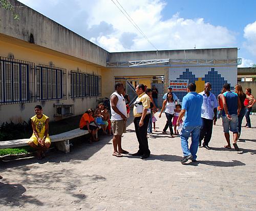 Portões da Escola Maria das Graças Sá Teixeira foi aberto quase duas horas após o horário