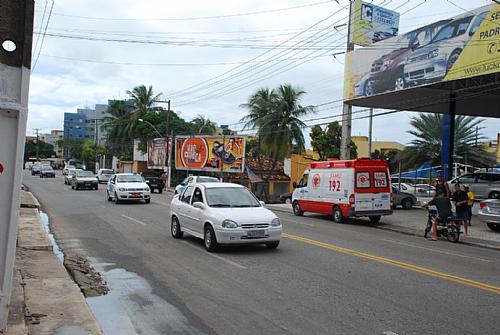 Mulher é atropelada por táxi na Mangabeiras