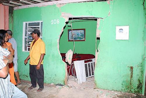 A frente da casa ficou destruída