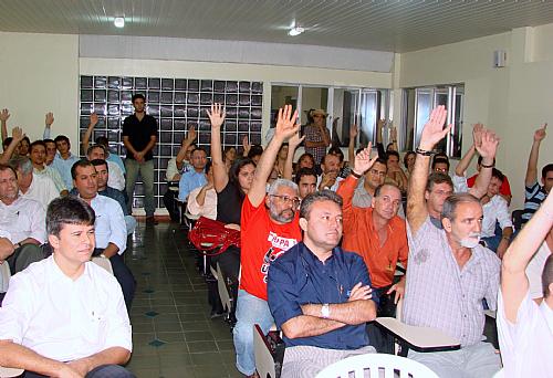 Funcionários deicidiram em assembléia suspender as atividades