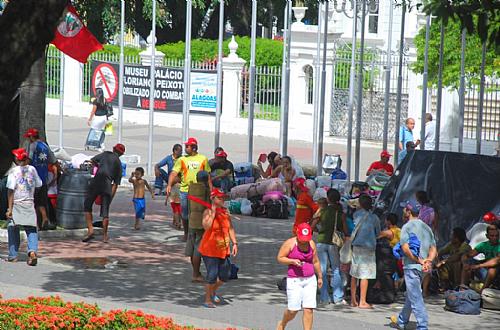 Trabalhadores rurais sem-terra ocupam a Praça dos Martírios