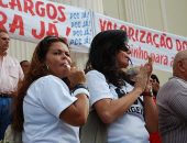 Com apitos, manifestantes protestam em frente à ALE