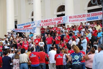 Na terça-feira, servidores realizaram protesto em frente a ALE