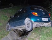 Ford Ka caiu dentro do canteiro central da Durval de Góes Monteiro