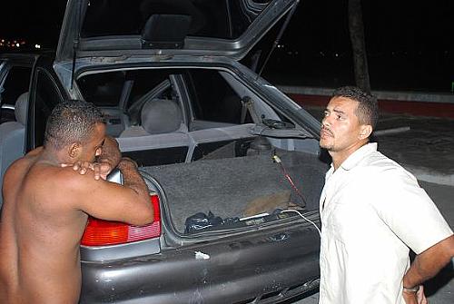 Junior Bomba (sem camisa) e e o seu parceiro, Alex.