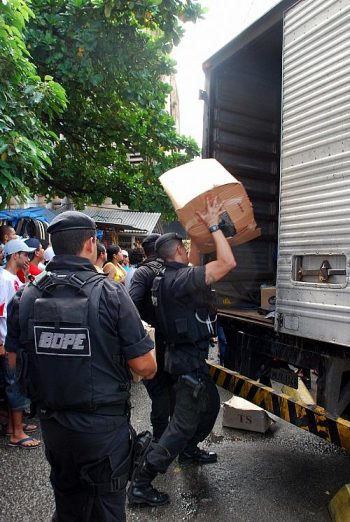 Parte dos produtos apreendidos na Praça dos Palmares