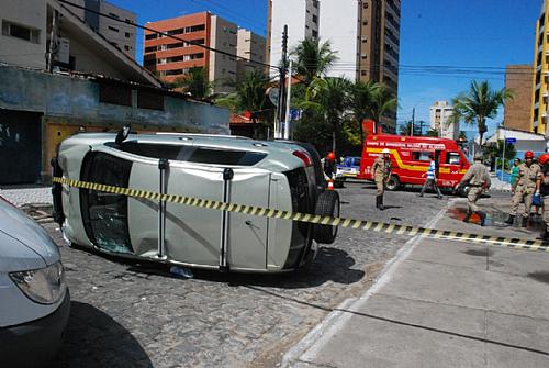 Após colidir com dois veículos, Cross Fox tombou na Rua Pompeu Sarmento